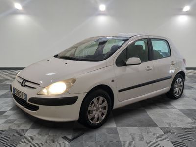 la photo d'une voiture blanche garée dans un garage
