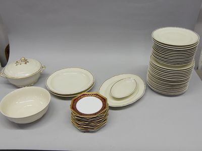 beaucoup d'assiettes et de bols sur la table