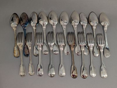 beaucoup de cuillères et de fourchettes en argent sur une table