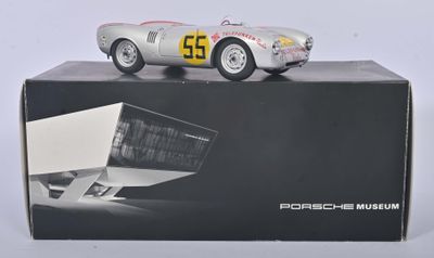 une boîte sur laquelle est posé une maquette de voiture