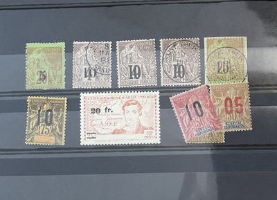 de nombreux timbres différents au dos d'un bus