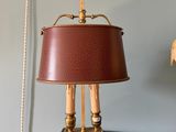 une lampe posée sur une table