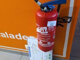 un extincteur fixé sur le mur