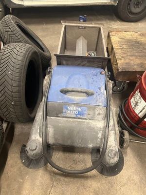 une machine posée par terre à côté de quelques pneus