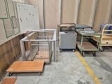 une pièce dans laquelle se trouvent de nombreux meubles de styles différents