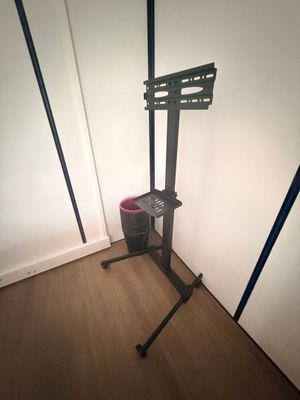 une photo d'un meuble TV dans un coin d'une pièce