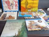 Plusieurs livres pour enfants sont posés sur une table devant un ordinateur.