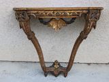 une table en bois sur laquelle se trouve un miroir