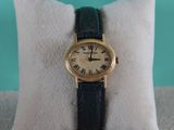 l'image d'une montre-bracelet posée sur un oreiller