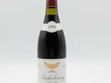 une bouteille de vin posée sur une table