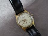 une photo d'une montre montée sur un bracelet en cuir noir