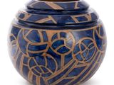 un vase bleu et or sur fond blanc