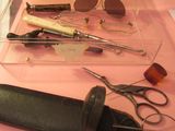 une boîte rose contenant une paire de ciseaux et une paire de lunettes