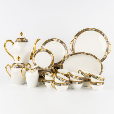 une image d'un groupe de plats, de tasses et de soucoupes en porcelaine