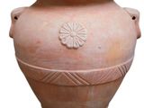un grand pot en terre cuite orné d'un motif floral