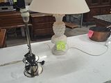 une lampe posée sur une table dans une pièce
