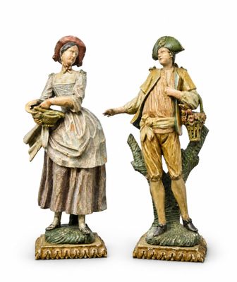 deux figurines représentant un homme et une femme avec des paniers de fleurs