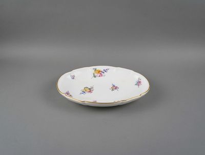 Petit plat en porcelaine, décor floral.