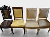 trois chaises sont alignées sur un fond blanc