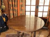 une table sur laquelle se trouve une horloge, dans un coin de la pièce