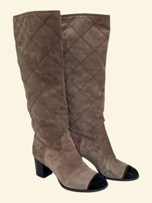 une paire de bottes pour femme sur fond blanc