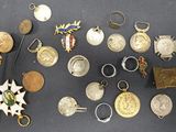 de nombreux types de bijoux en argent et en or disposés sur une table