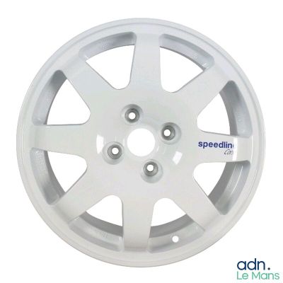 On voit la roue d'une voiture blanche sur un fond blanc.