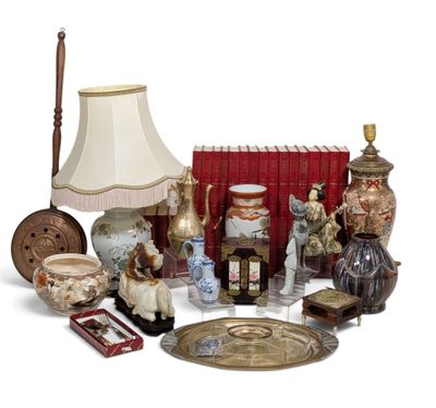 un grand nombre d'objets posés sur une table