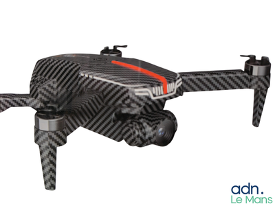 une photo d'un drone noir et gris équipé d'une caméra