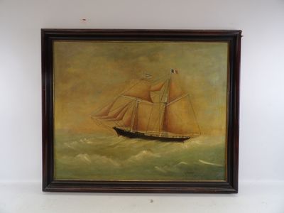 une peinture à l'huile représentant un navire en mer, accrochée sur un mur blanc