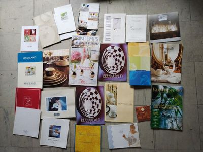 beaucoup de livres par terre, à côté d'une chaise