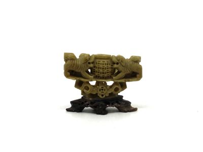 une petite figurine posée sur une table