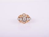 une photo d'une bague en or et diamants