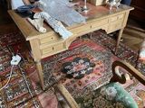 une femme assise à une table sur laquelle se trouvent de nombreux objets