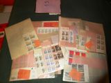 de nombreux types de timbres sur la table