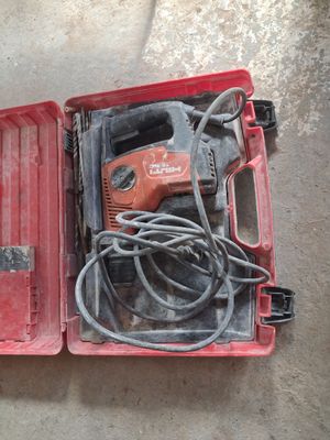 une boîte rouge contenant des outils, posée sur le sol
