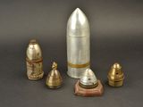 tout un tas d'objets métalliques de toutes sortes posés sur une table