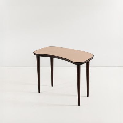 une image représentant une petite table en bois au plateau incurvé