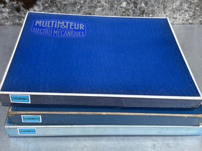 trois livres empilés sur une table
