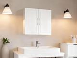 une salle de bains équipée d'un lavabo et d'un meuble de rangement