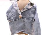un mannequin vêtu d'une veste bleue