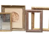 trois photos encadrées représentant un homme et une femme dans un miroir