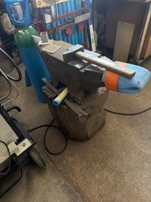 une machine posée sur le sol du garage