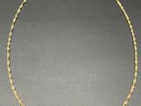 un collier à chaîne en or avec des maillons torsadés