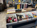 de nombreux stylos et crayons de différentes couleurs exposés dans un magasin