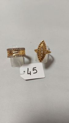 une paire de bagues en or serties de diamants, avec son étiquette de prix