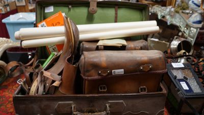 Plusieurs bagages sont empilés les uns sur les autres dans une pièce