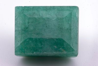une pierre vert émeraude sur un fond blanc