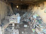 une pièce remplie d'un tas de bric-à-brac et de vieux objets