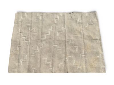 un tapis beige et blanc orné d'un motif géométrique